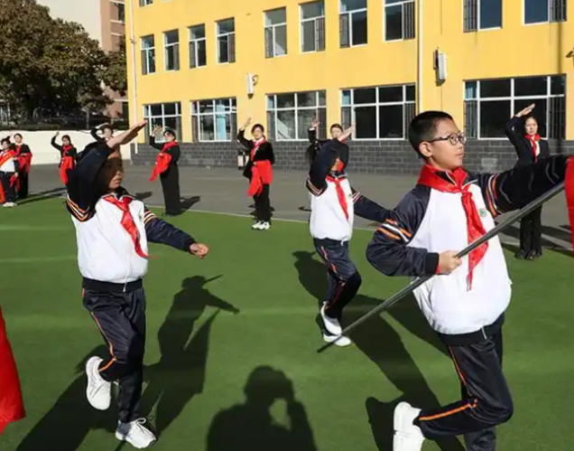 不晒升学率以体育牵引学生全面发展让孩子们脚下有力