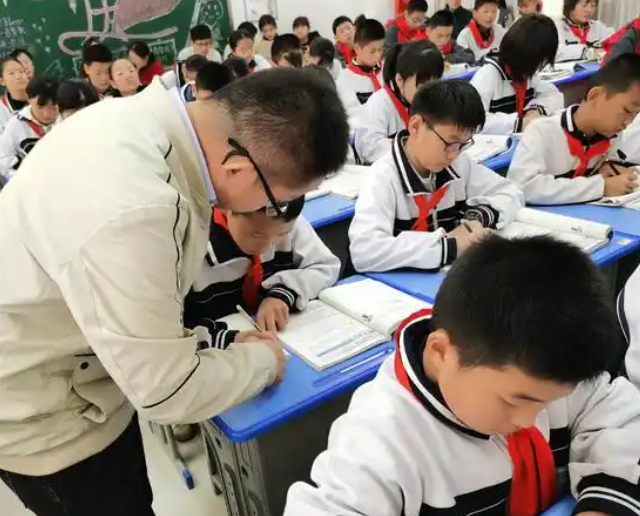 坚实的数据课程变革并非局部调整对教育生态的全方位重塑