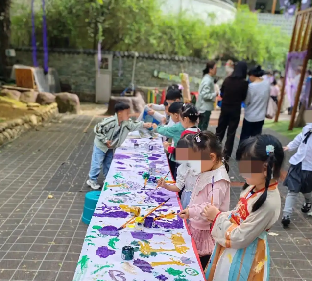 蓝丝带一片紫藤花一次温暖相遇交融教育不止于课堂 蓝丝带一片紫藤花一次温暖相遇交融教育不止于课堂