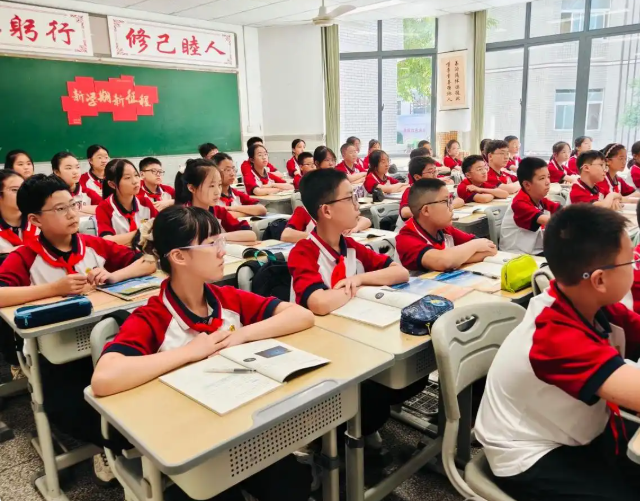鼓舞校园充分利用校园周边公园绿地时时可及的校内微运动场